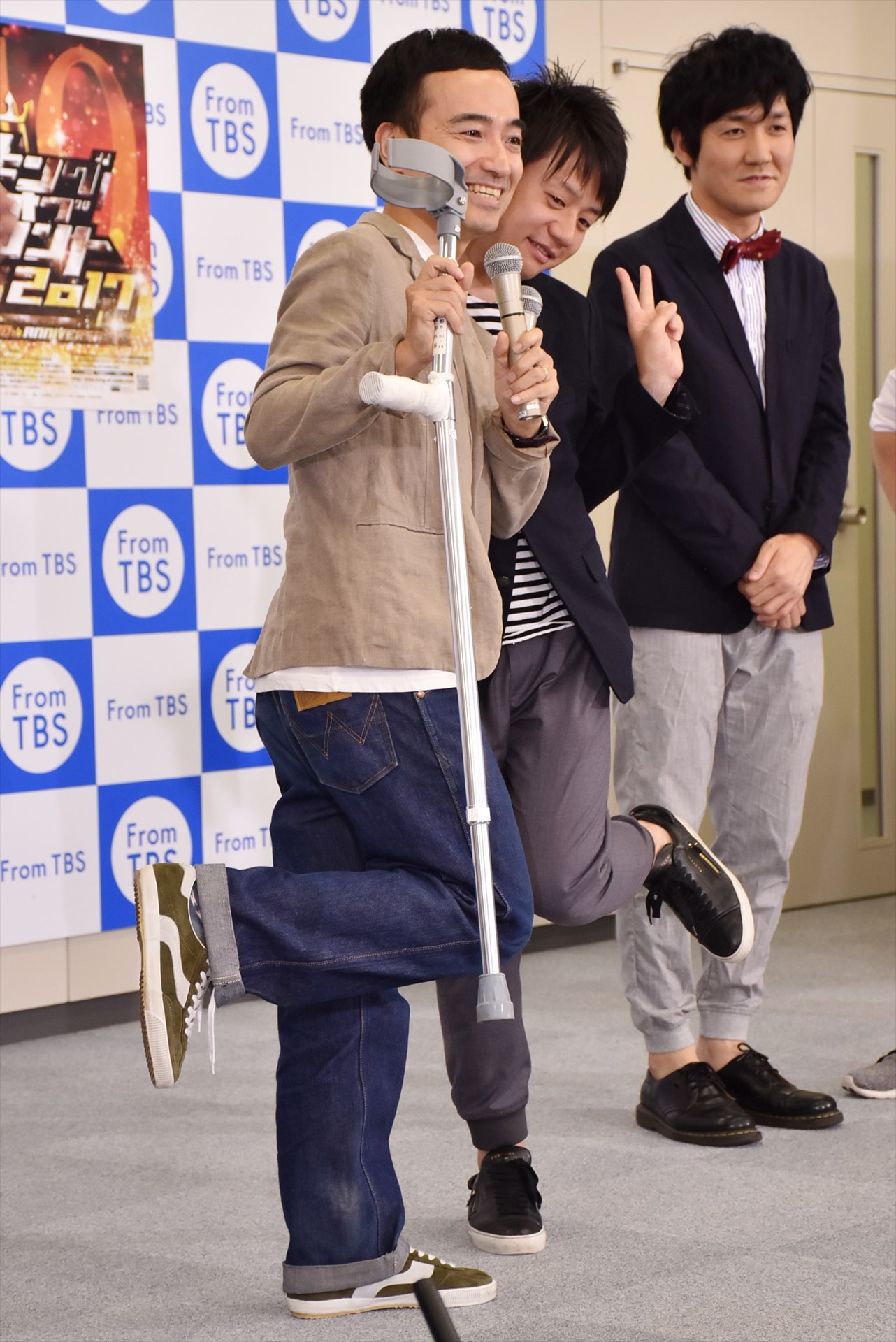 かわいいポーズを披露する、かもめんたる。