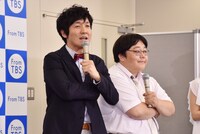 かわいいポーズを求められ、秋元康のモノマネをするタイムマシーン3号。