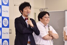 かわいいポーズを求められ、秋元康のモノマネをするタイムマシーン3号。