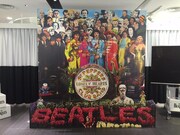 イベント会場に設置される「サージェント・ペパーズ・ロンリー・ハーツ・クラブ・バンド」の“等身大パネル”。