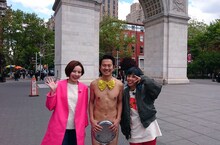 アキラ100%の冠特番でニューヨークロケに登場する（左から）ベッキー、アキラ100%、野沢直子。(c)関西テレビ