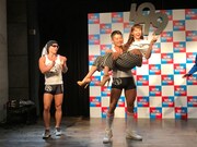 コアラ小嵐にお姫様抱っこされる麻美ゆま。