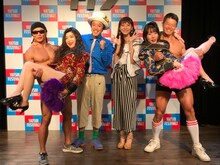 「やついフェス」記者会見に登場したエレキコミックやつい（左から3人目）ら。