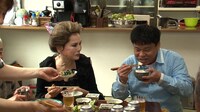 昼食を味わうジミー大西（右）。(c)テレビ東京