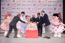 「渡辺直美展 Naomi’s Party in TAIPEI」と「華山 Laugh&Peace Factory」の成功を祈願して行われた鏡開きの様子。