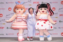 渡辺直美（中央）とNaomiキャラ美美ちゃん（右）。