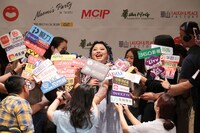 囲み取材に応じる渡辺直美。