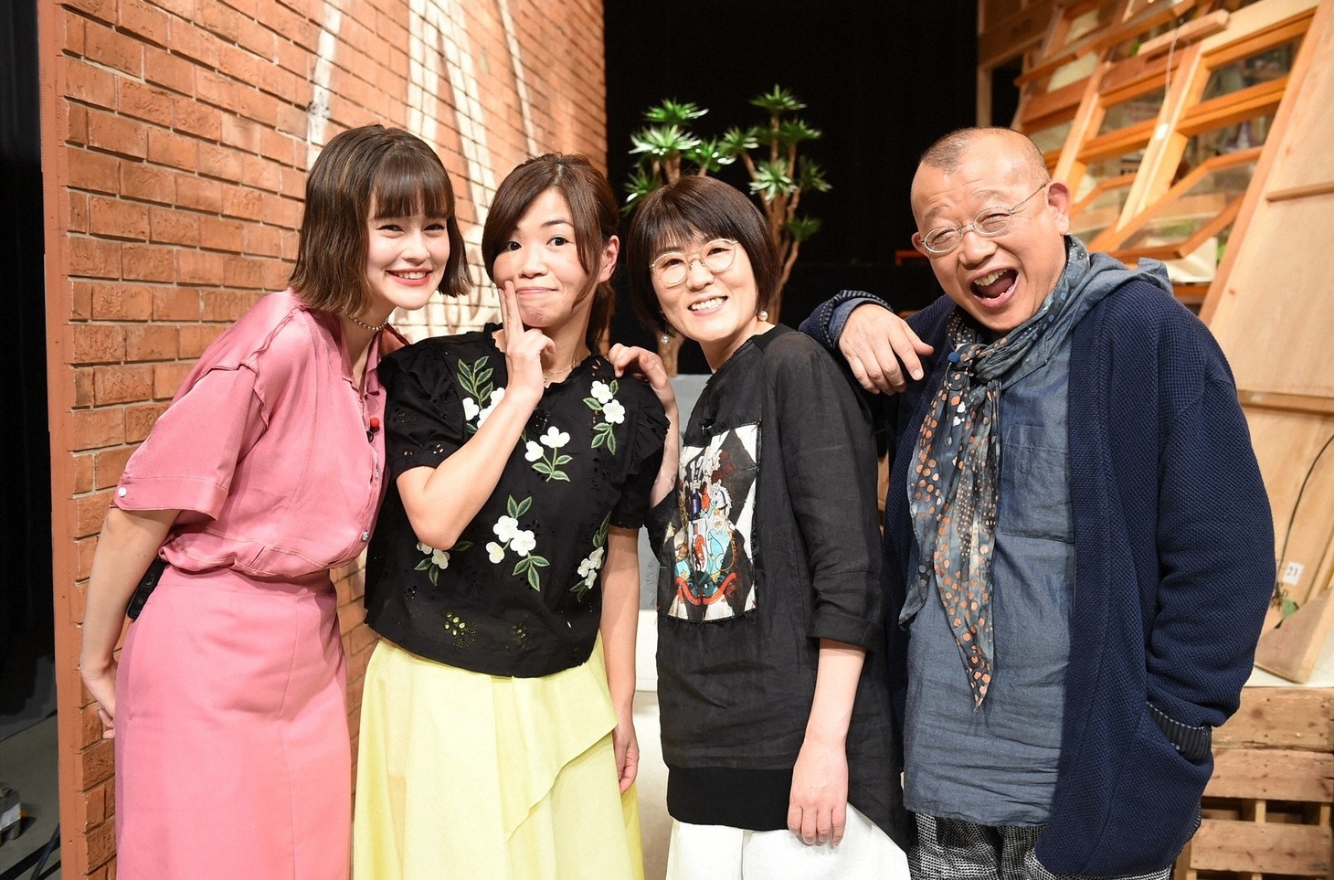 「A-Studio」に出演するオアシズ、MCの笑福亭鶴瓶（右）、emma（左）。(c)TBS