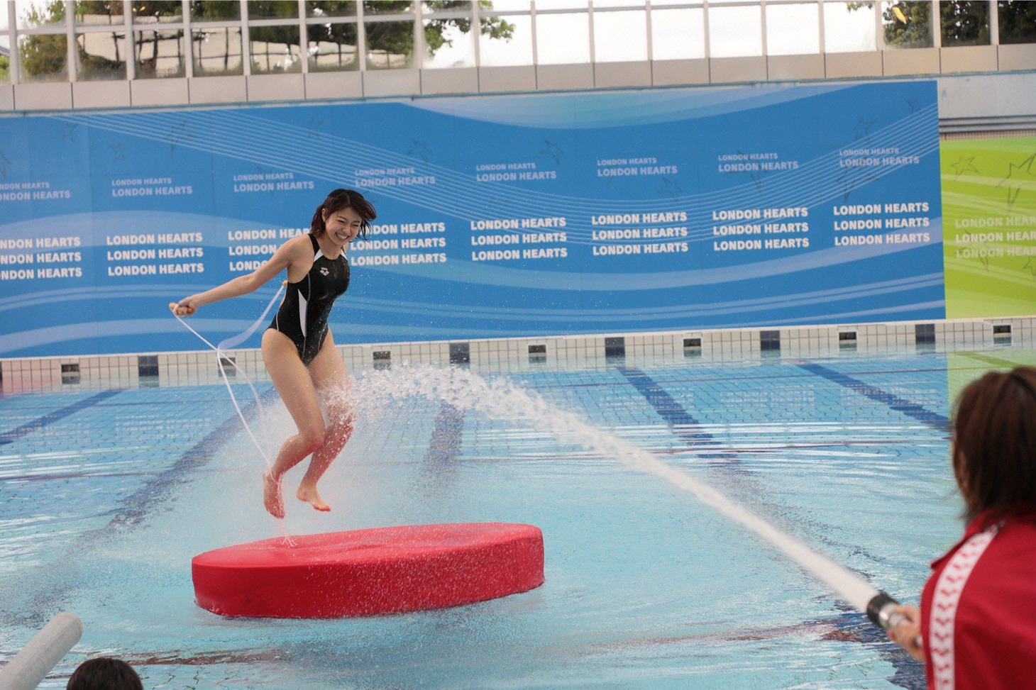 放水耐久縄跳びに挑む中村静香。(c)テレビ朝日