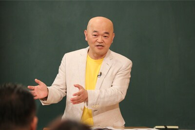 「しくじり先生 俺みたいになるな!!」で授業を展開する高橋名人。(c)テレビ朝日