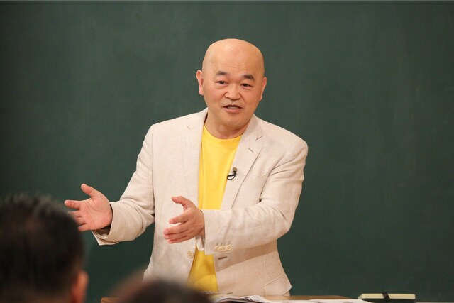 「しくじり先生 俺みたいになるな!!」で授業を展開する高橋名人。(c)テレビ朝日