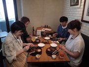 「旅ずきんちゃん」で肉にまつわる裏技を知る旅に臨む芸人たち。(c)CBC