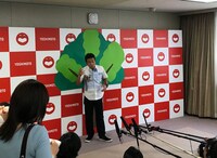 記者会見の様子。