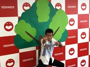 “肋骨戦隊キュウレンジャー”のポーズを決める間寛平。