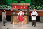 吉本新喜劇に出演する酒井藍（中央）。