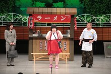 吉本新喜劇に出演する酒井藍（中央）。