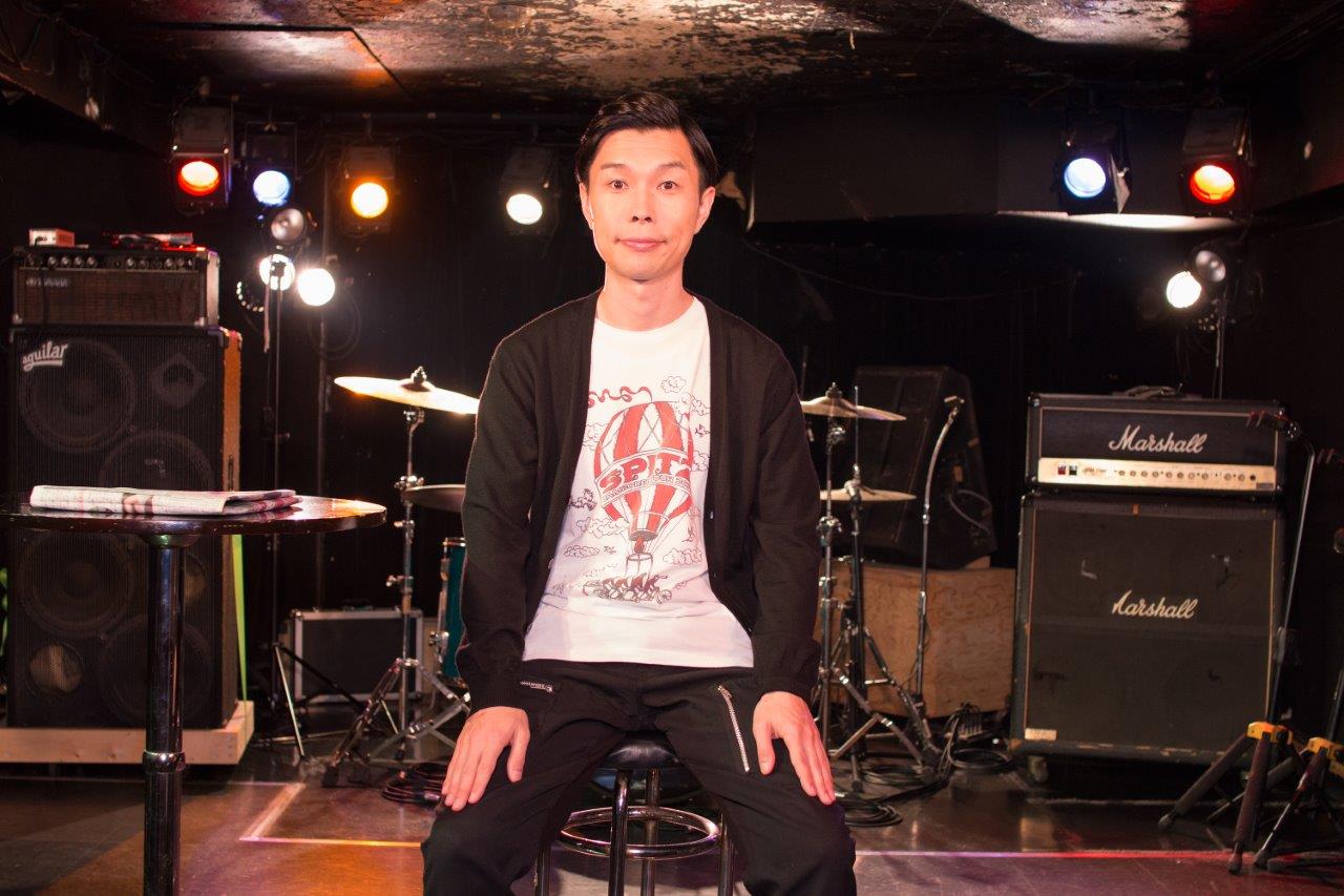 「スピッツ『CYCLE HIT』TV」に出演するハライチ岩井。