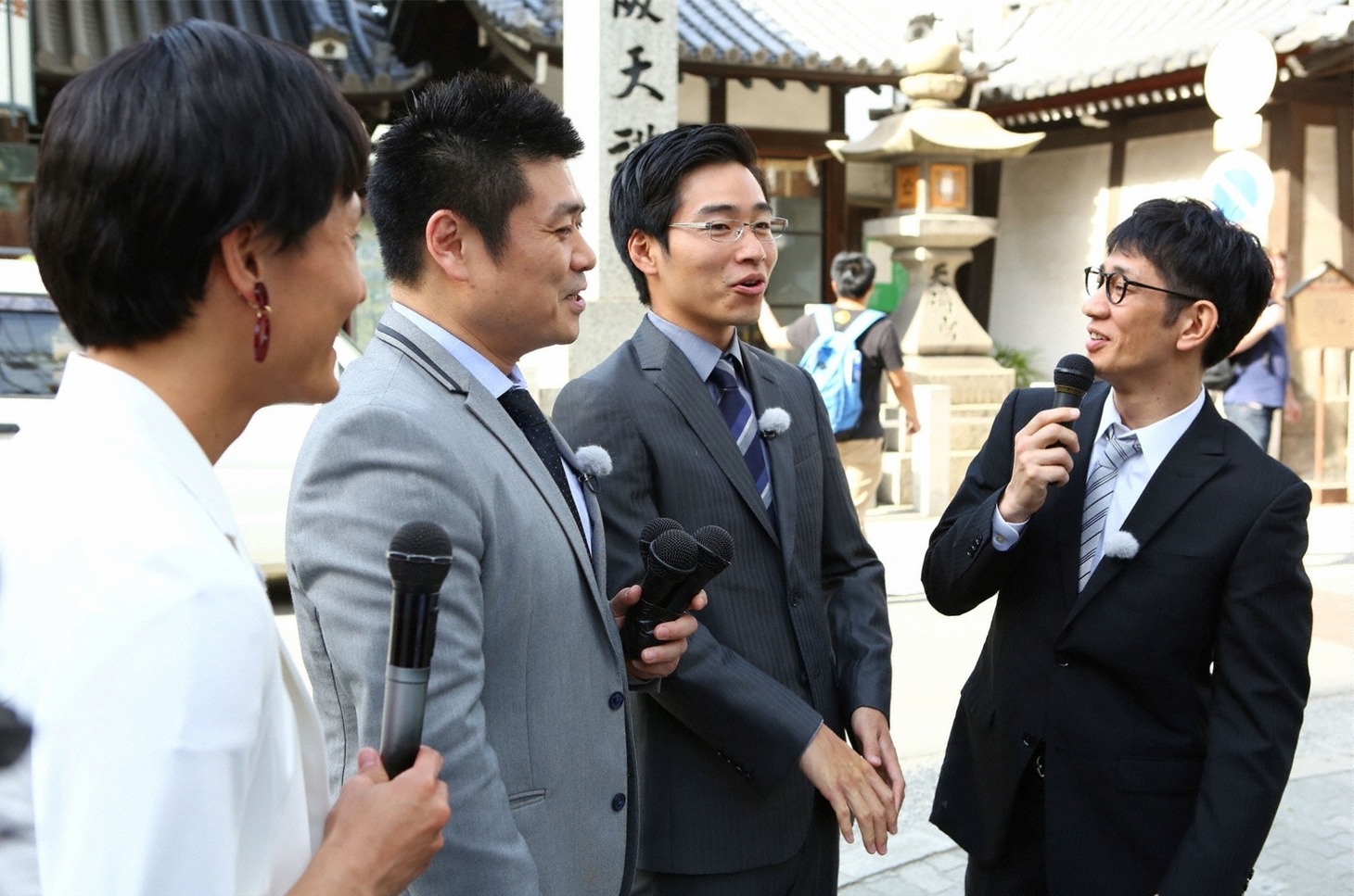 「ジャルやるっ！」で展開される「“あなたは神対応できますか？”いきなり謝罪会見！」のワンシーン。(c)関西テレビ