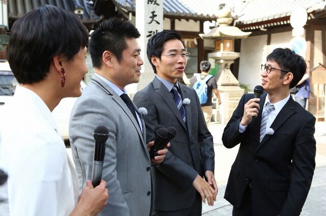 「ジャルやるっ！」で展開される「“あなたは神対応できますか？”いきなり謝罪会見！」のワンシーン。(c)関西テレビ