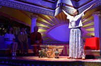 “マイ神降臨”の決めポーズを取る、いとうあさこ。(c)TBS