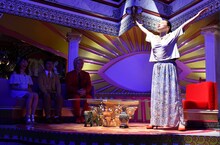 “マイ神降臨”の決めポーズを取る、いとうあさこ。(c)TBS