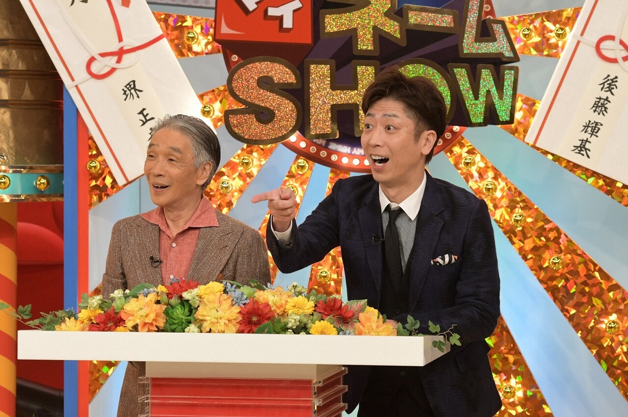「マイネームSHOW」MCの（左から）堺正章、フットボールアワー後藤。(c)TBS