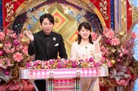 左から有吉弘行、尾崎里紗アナウンサー。(c)日本テレビ