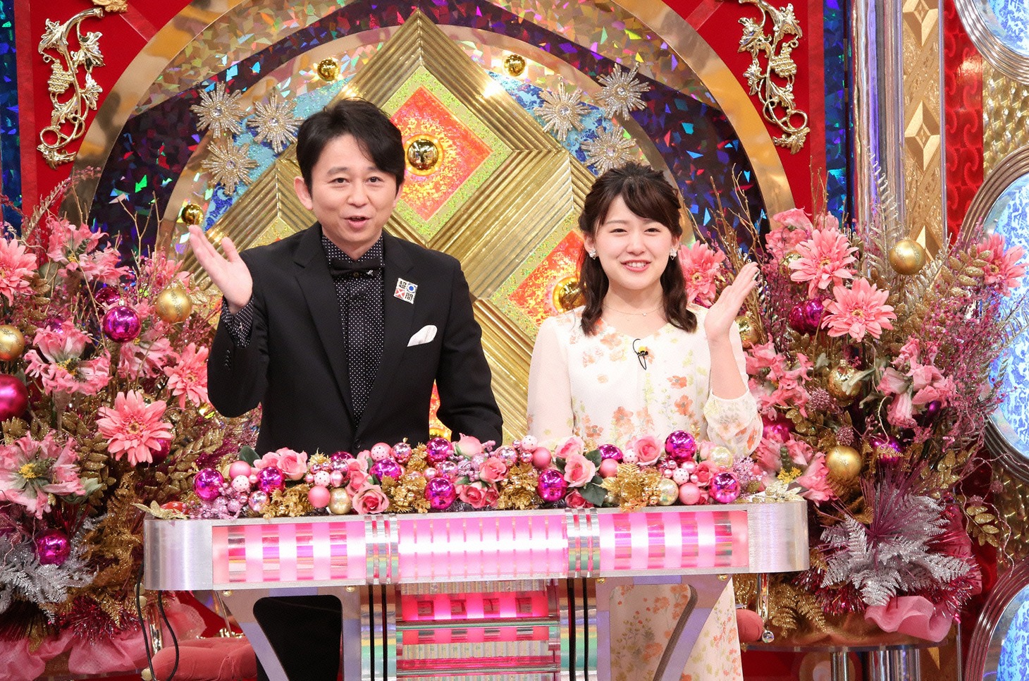 左から有吉弘行、尾崎里紗アナウンサー。(c)日本テレビ