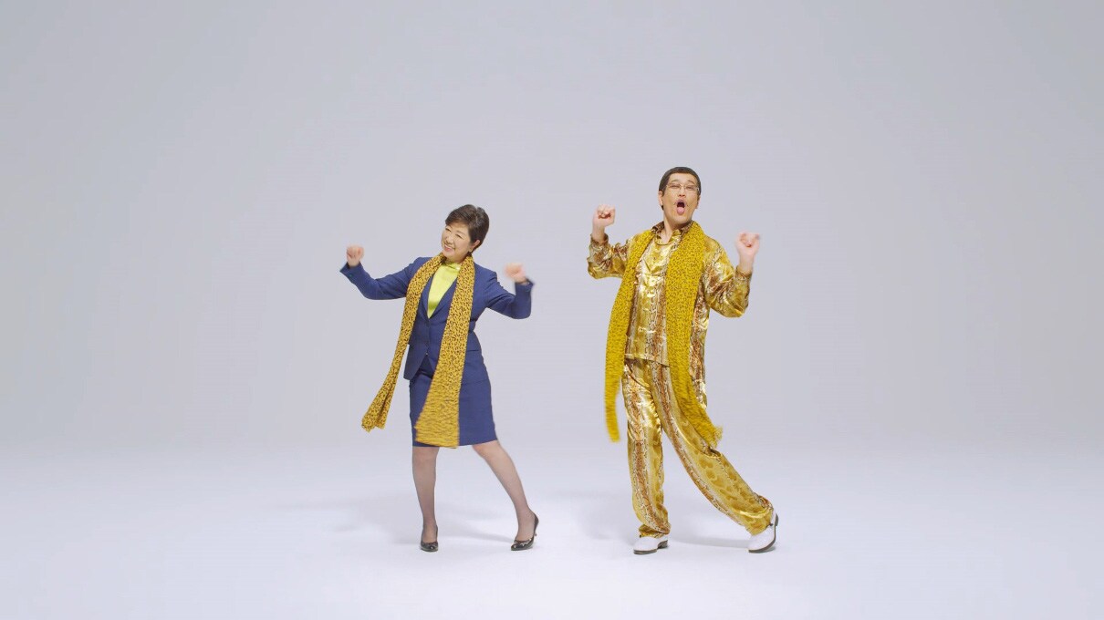 ピコ太郎＆小池都知事、お揃いのストールで“レアなPPAP”