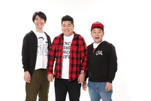 左からパラシュート部隊・矢野、ゴリけん、パラシュート部隊・斉藤。(c)テレビ西日本