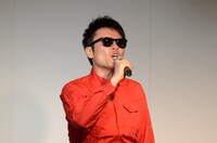 ネタを披露するケン・カトウ。