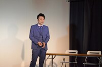 ネタを披露するケン・カトウ。