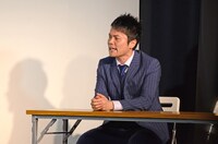 ネタを披露するケン・カトウ。