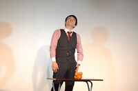 ネタを披露するケン・カトウ。