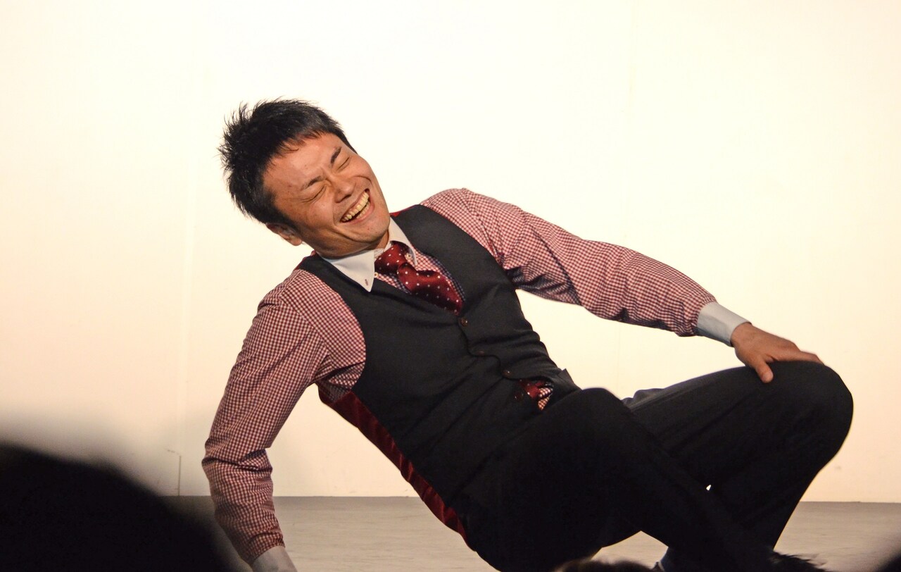 ライブを終え、安堵の表情で崩れ落ちるケン・カトウ。