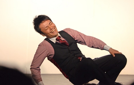 ライブを終え、安堵の表情で崩れ落ちるケン・カトウ。