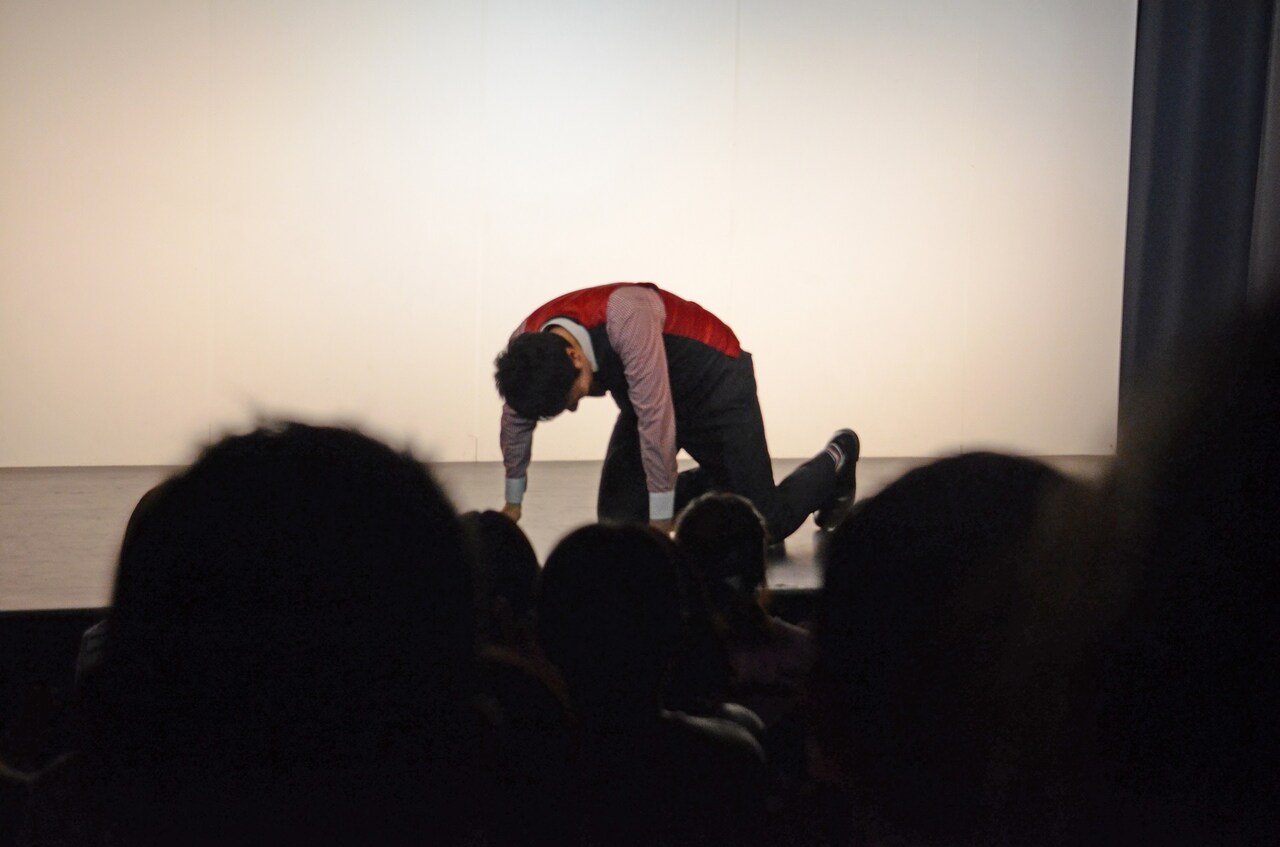 ライブを終え、安堵の表情で崩れ落ちるケン・カトウ。