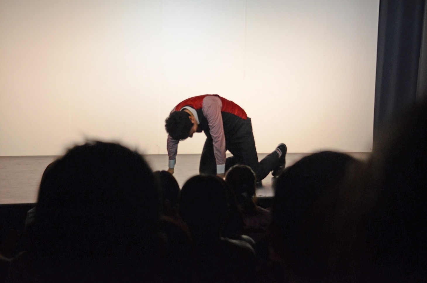 ライブを終え、安堵の表情で崩れ落ちるケン・カトウ。