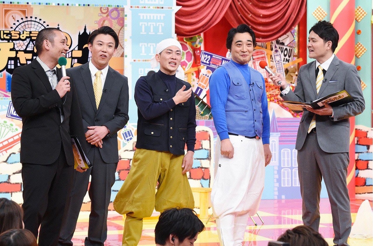 ジャングルポケット（中央3人）と司会の千鳥。