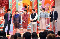 ゲストのドランクドラゴン塚地（左から4人目）と佐藤栞里（左から5人目）。
