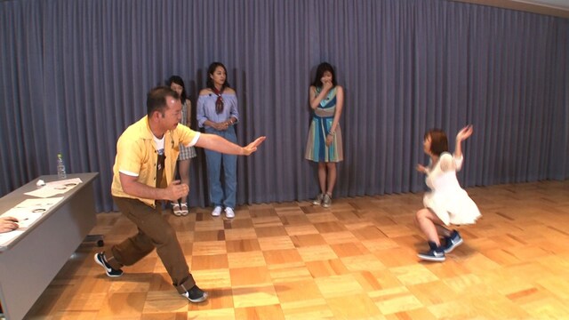 気功の力でアイドルを吹っ飛ばすバイきんぐ西村。(c)テレビ東京