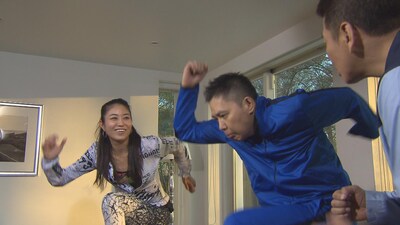 「太田上田」でエクササイズに臨む爆笑問題・太田（中央）。(c)中京テレビ