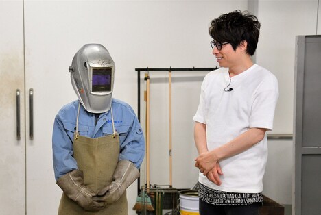 溶接作業に打ち込んでいたミスコン準グランプリの学生（左）と淳（右）。