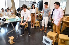 ダンボールでできたロボットを操作するロンドンブーツ1号2号・田村淳。