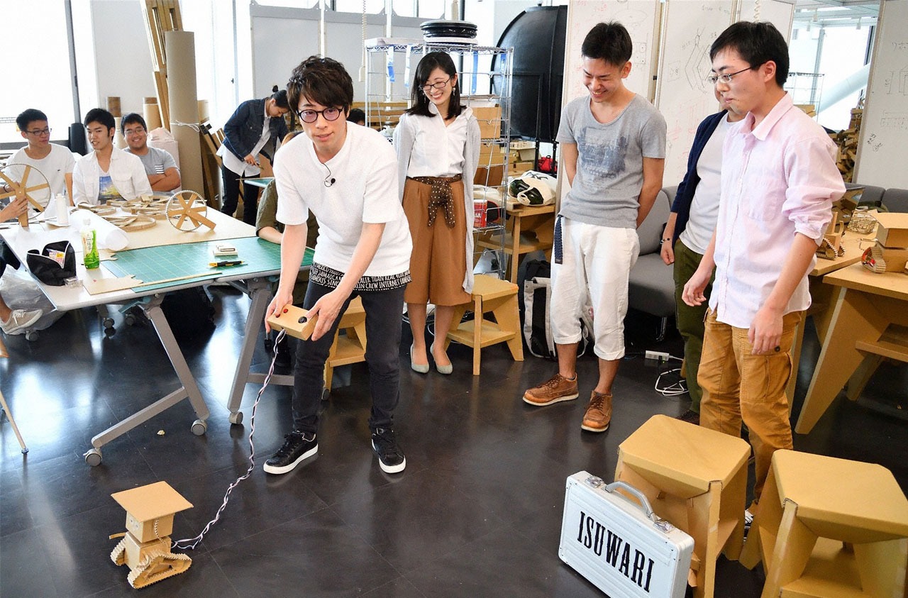 ダンボールでできたロボットを操作するロンドンブーツ1号2号・田村淳。
