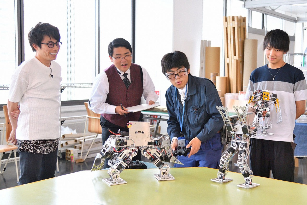 ロボット格闘技で盛り上がる一同。