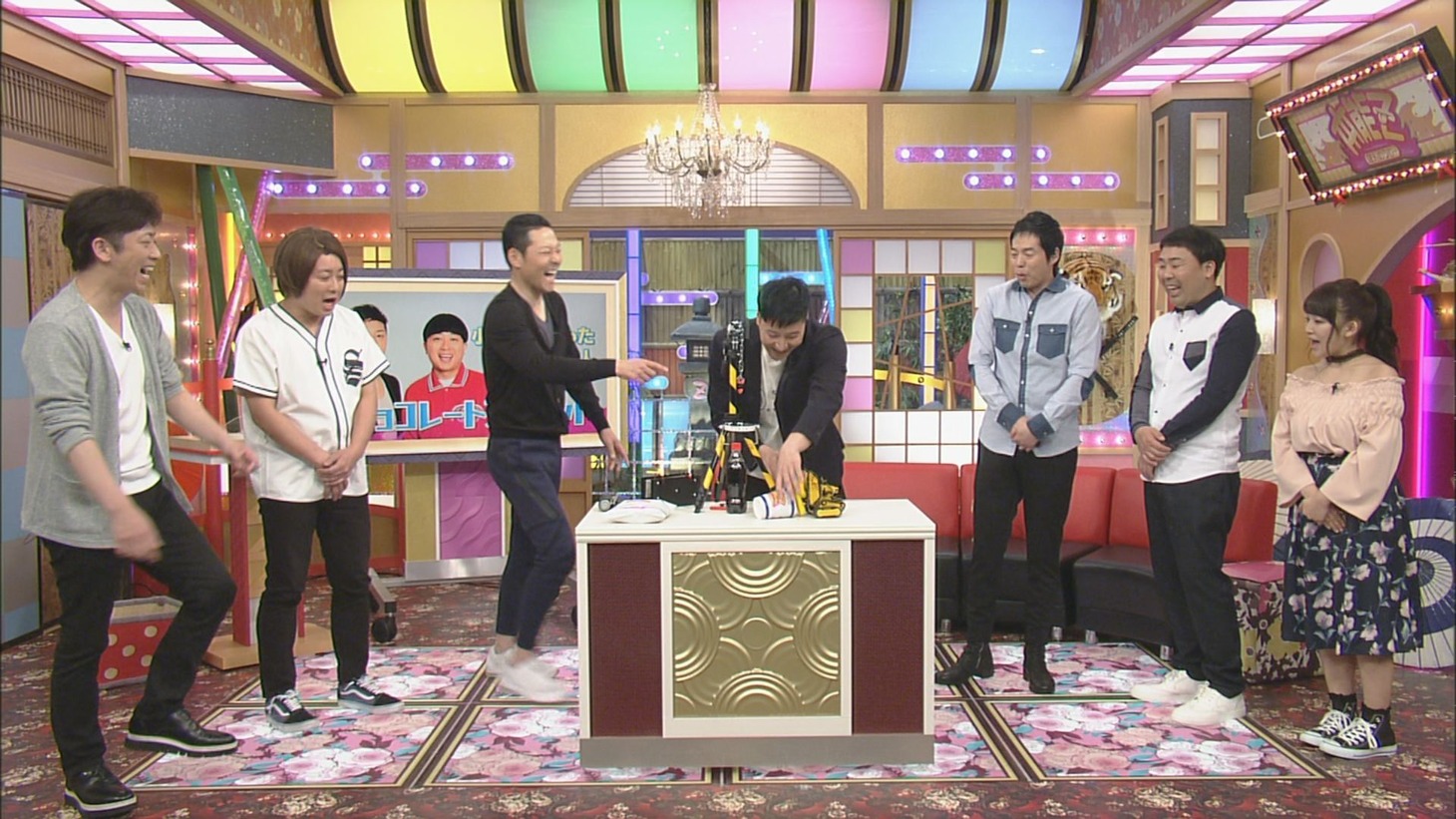 自身が作った小道具を披露するチョコレートプラネット長田（中央）。(c)CBC