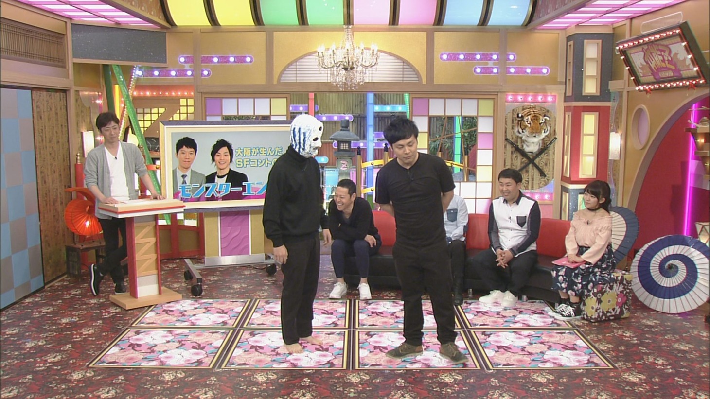 ネタを披露するモンスターエンジン。(c)CBC