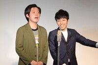 漫才を披露する井下好井。