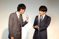 漫才を披露するコマンダンテ。